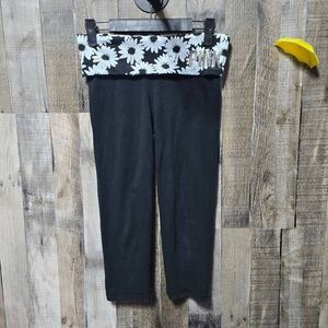 Victoria's Secret PINK Black and White Floral Foldover Waist Capri Leggings
